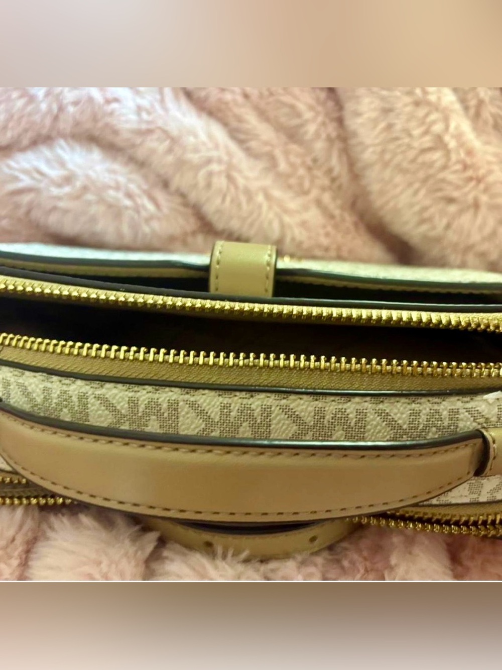 Michael Kors Women’s Medium Double Zip Phone Crossbody Beige Logo Print Leather - Picture 3 of 6